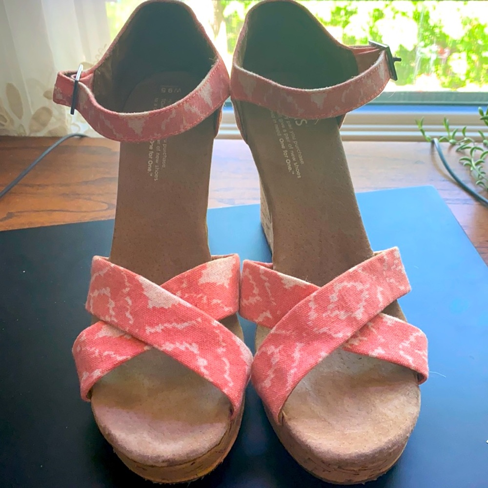 Tom’s pink wedge sandal sz9.5